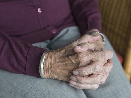 Alte Hände – Einen Moment innehalten